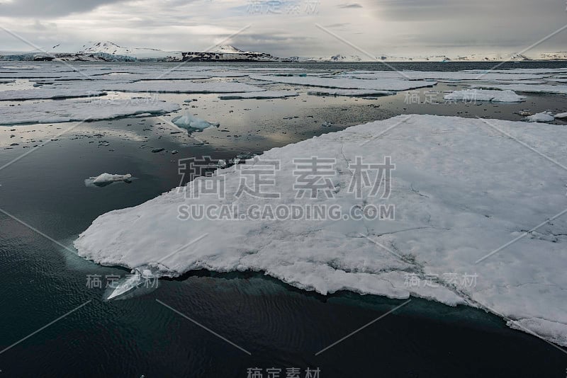 斯瓦尔巴群岛霍赫斯泰特冰川附近的漂流冰和冰山。