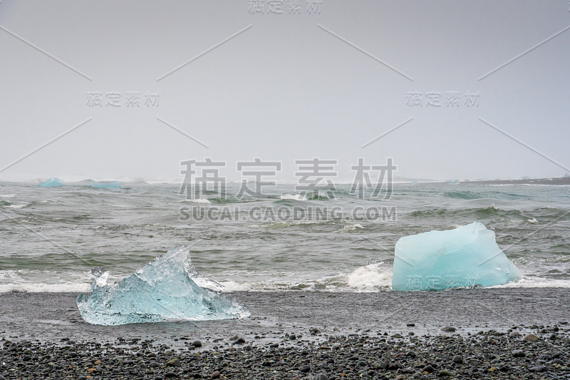 钻石海滩，黑色的沙子晶莹剔透，蓝色的冰块在海滩和海里