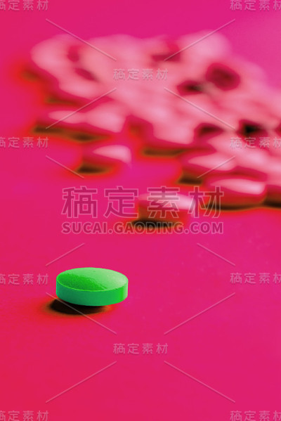 蓝色的药丸散落在蓝色的背景上