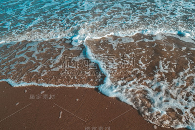 中国海南岛的绿色海洋海岸和海滩。