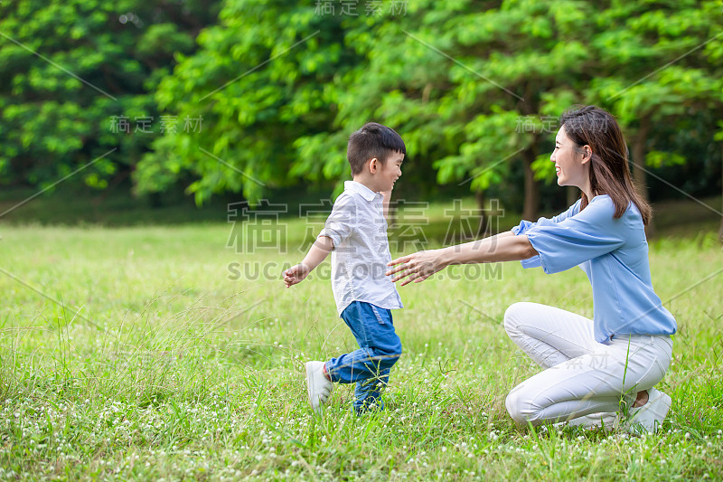 男孩跑向他的妈妈