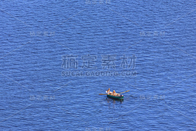 人们在大水上划船