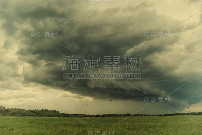 风暴气旋在夏季的田野，山丘和森林