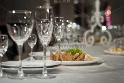餐厅的桌子上摆满了美味的菜肴