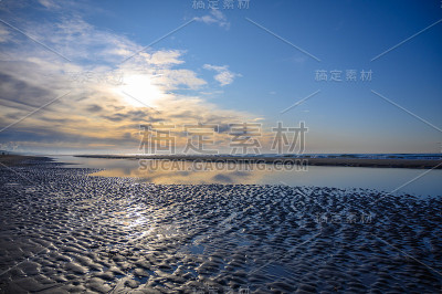 荷兰景观，在荷兰Castricum aan Zee附近的北海沙滩，退潮时