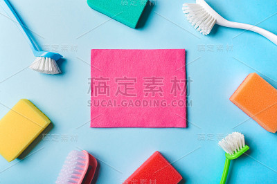 家居清洁产品，蓝色背景，复制空间
