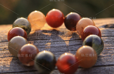 木头上的圆形宝石珠在阳光下闪闪发光