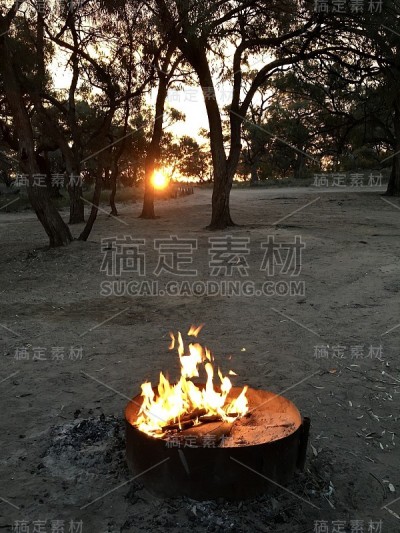 黄昏时营火