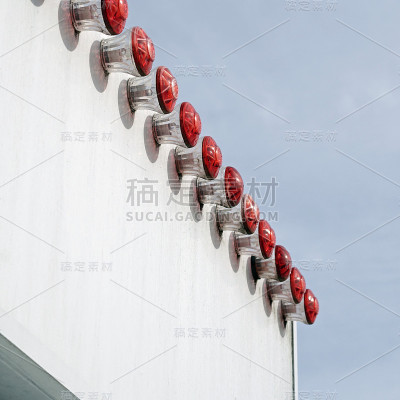大楼上有红灯。