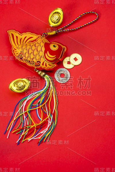 中国新年装饰和吉祥的装饰品在红色bac