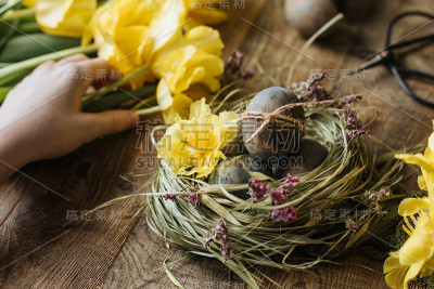 黄色复活节装饰