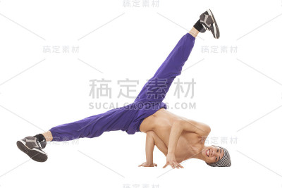 年轻的赤裸上身的舞者坐在他的头与腿向上和分开