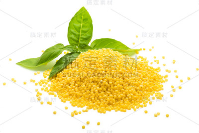 白色背景上的大麦粒