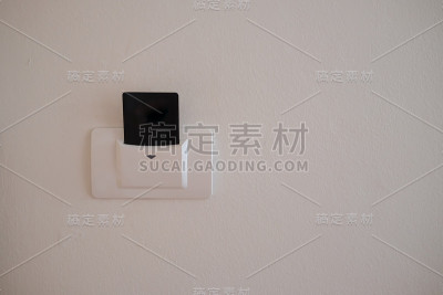 钥匙卡插入电源开关，控制房间内的电力