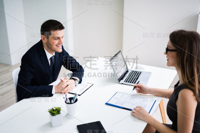 办公室里接受采访的人