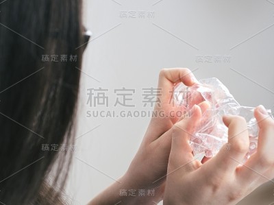 挤进塑料瓶