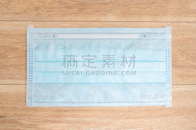 带橡胶耳带的外科口罩。典型的三层外科口罩，用以覆盖口鼻。防止细菌滋生。保护的概念。