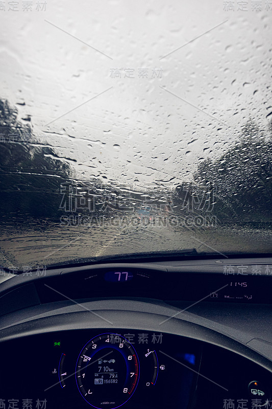 雨点落在挡风玻璃上，行驶在高速公路上，能见度很低