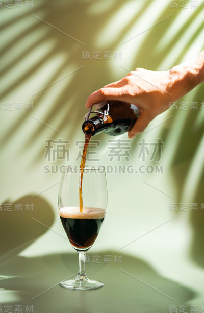 一杯黑啤酒