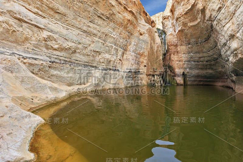 峡谷的砂岩壁形成圆形的碗状