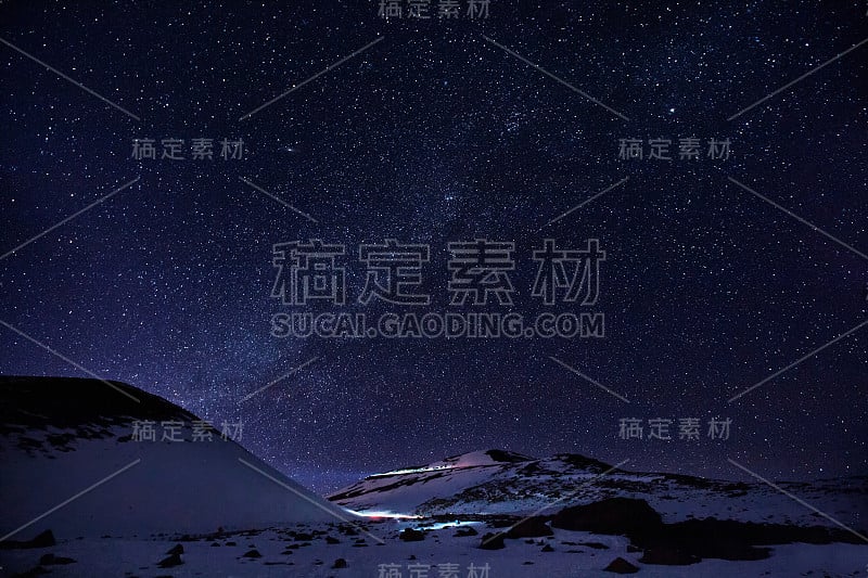 在夏威夷大岛的莫纳克亚山顶观星