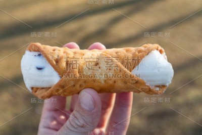 美味的传统奶油卷，手拿在外面