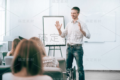 年轻的员工向同事解释他的新想法