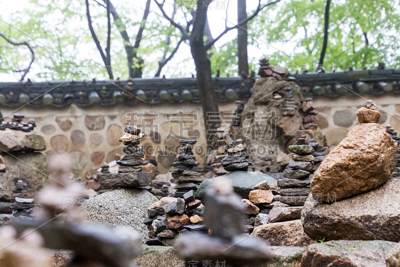 在韩国庆州的一个雨天，六宫寺的石雕，春天