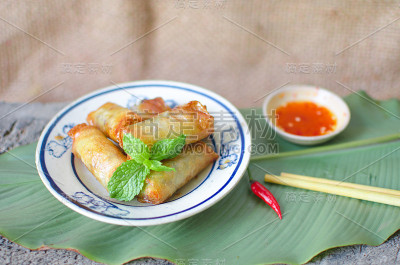 炸春卷。这是亚洲最受欢迎的菜肴之一。