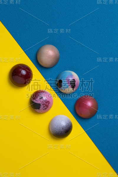五彩缤纷的现代巧克力松露