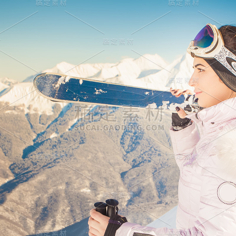 滑雪。雪山中的运动女人