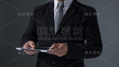 商人拿着平板电脑