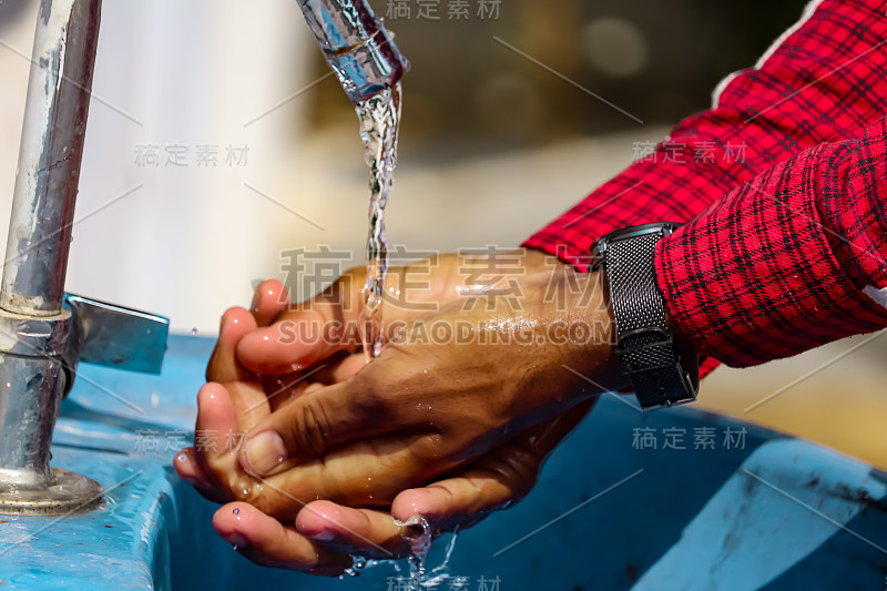 在流动的水下用肥皂洗手，洗手时用肥皂的特写