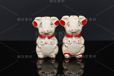 白色陶瓷猪盐和胡椒瓶