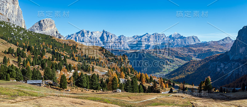 秋天高山白云石岩山景色，苏迪罗尔，意大利。Gardena Pass附近宁静的景色。