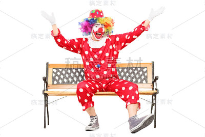 坐在长凳上的小丑做着幸福的手势
