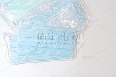 带橡胶耳带的外科口罩。典型的三层外科口罩，用以覆盖口鼻。防止细菌滋生。保护的概念。
