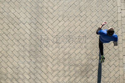 从上面看到一个年轻人在轧钢厂上奔跑