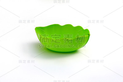 绿色塑料碗孤立在白色背景