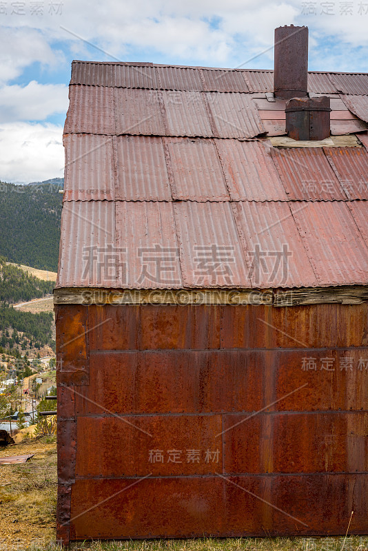 生锈的锡建筑，烟囱和蓝天