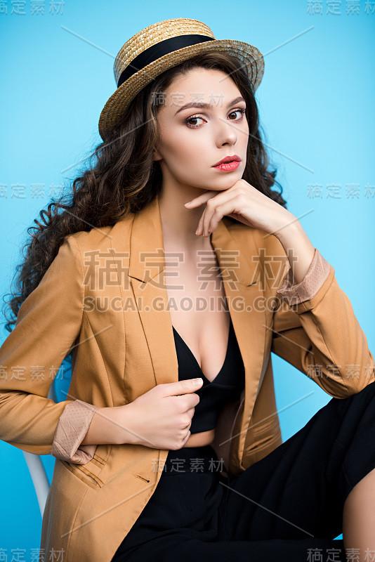 女人在cantier帽子和时尚的夹克看着相机