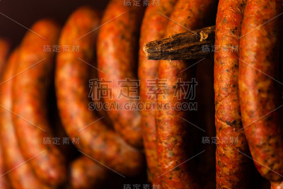 传统的食品。熏制室里的熏香肠。