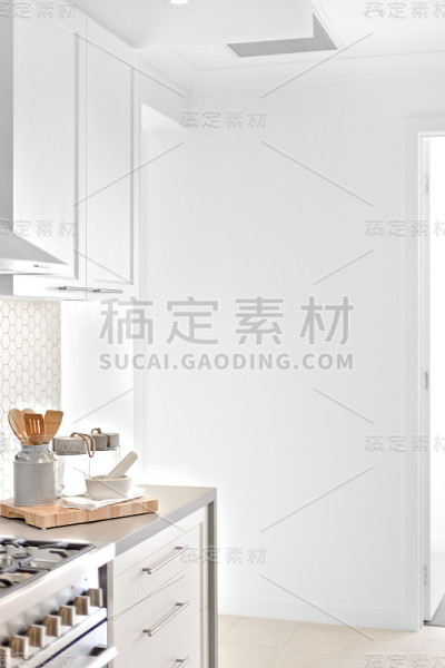 奢华的厨房用具，白色的墙壁和阳光