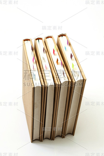 一堆棕色封面的书孤立