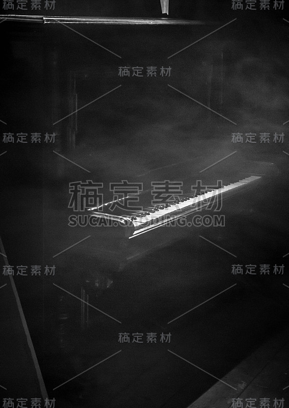 黑色背景上烟雾缭绕的钢琴