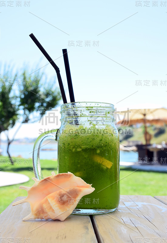 海滩上的美丽小船