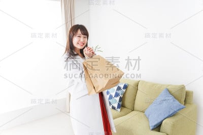 购物后的女人形象