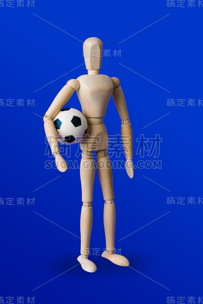 足球木制玩具人物在蓝色