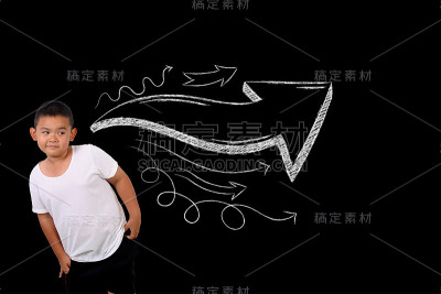男孩很困惑，不知道去哪里。