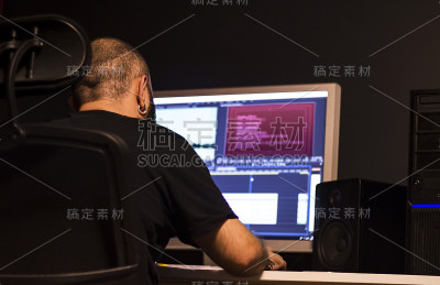 在电脑上工作的视频编辑